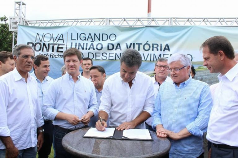 A festa da assinatura da Ordem de Serviço para construção da nova ponte