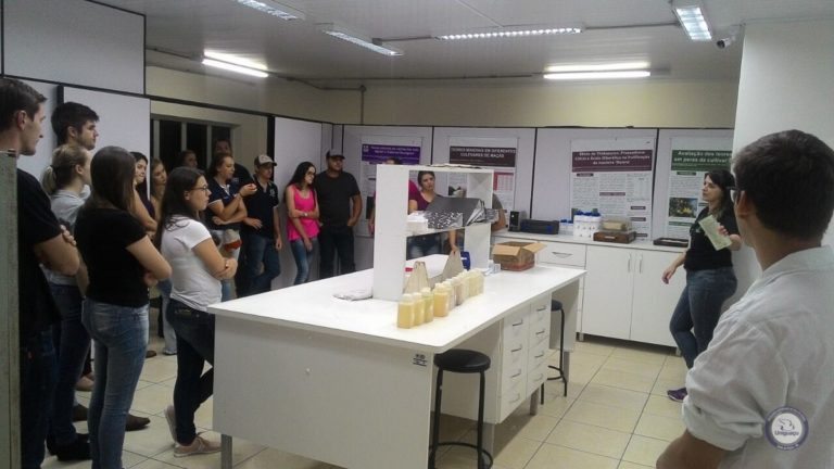 Acadêmicos de Agronomia da Uniguaçu visitam a Epagri de Caçador