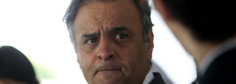 Aécio “emparedado” pelo PSDB mineiro