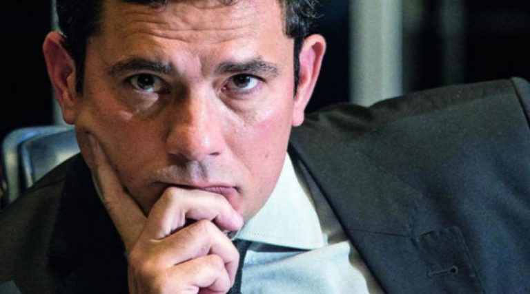 Chefe do MST pede que cuspam na faixa de Sérgio Moro