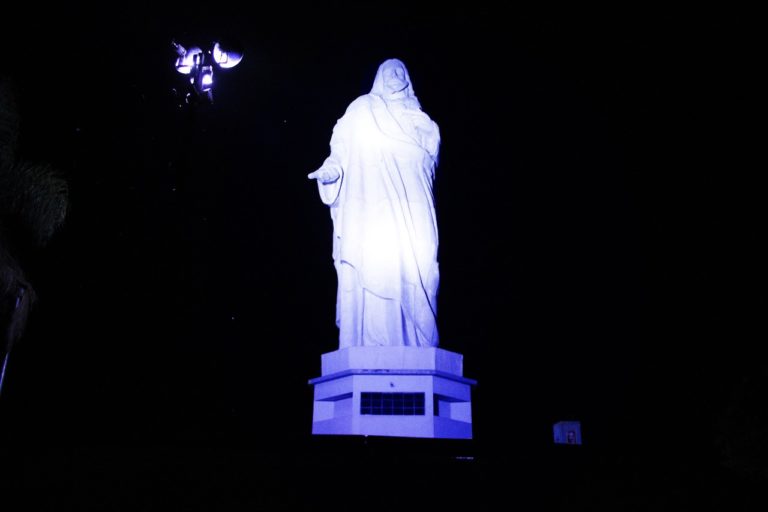 Conscientização do Autismo ilumina Cristo de azul