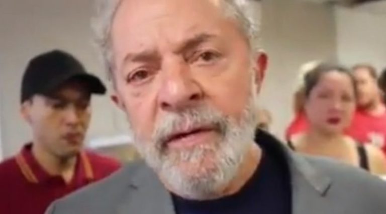 Lula diz que poderia ter fugido, mas preferiu se entregar