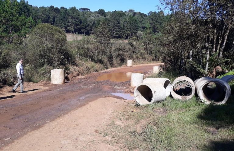 Nova drenagem na estrada do Pinhalão