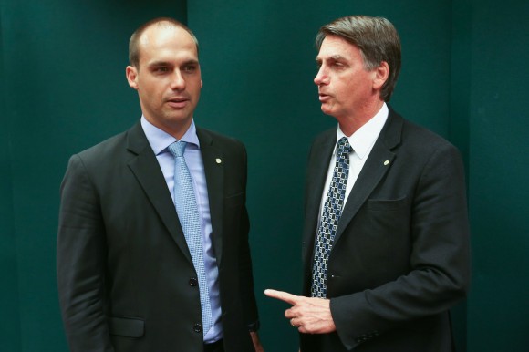 Bolsonaro e filho denunciado pela PGR por crime de racismo