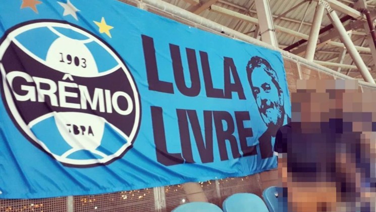 Torcedores do Grêmio arrancam faixa de apoio a Lula