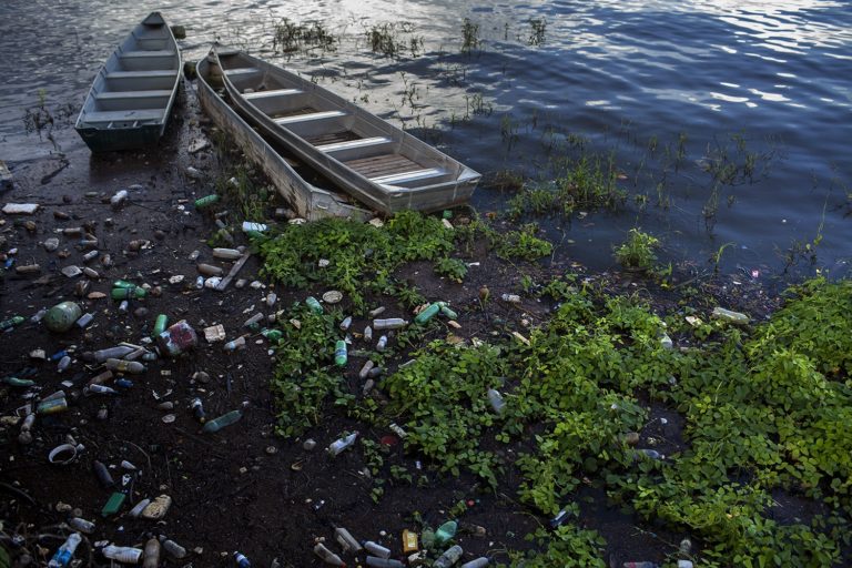 O lixo no Rio Iguaçu e a represa de Foz do Areia