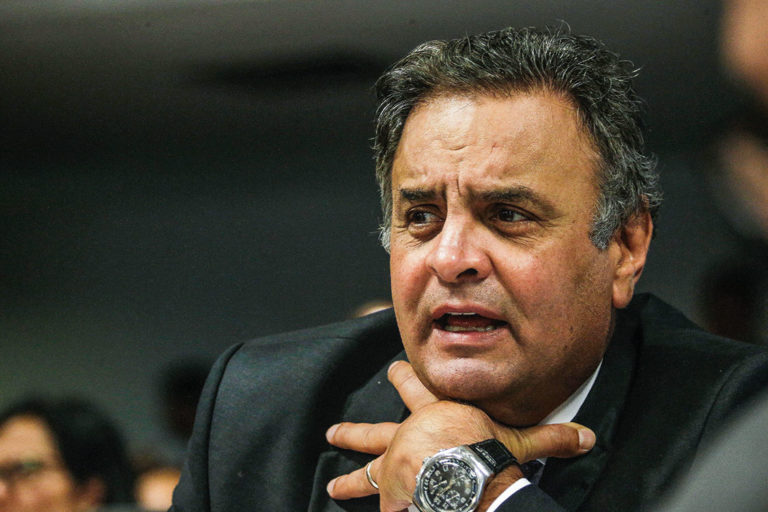 Fim do foro privilegiado complica a vida de senadores que já foram governadores. Aécio Neves é um deles.