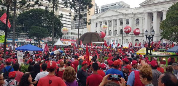 Sete centrais sindicais celebram 1º de maio e manifestam apoio a Lula em Curitiba