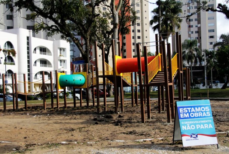 Parque Infantil na Praça Coronel Amazonas