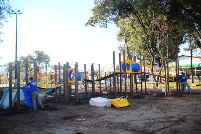 Iniciada a instalação do Parque Infantil (playground) na Praça Expedicionários