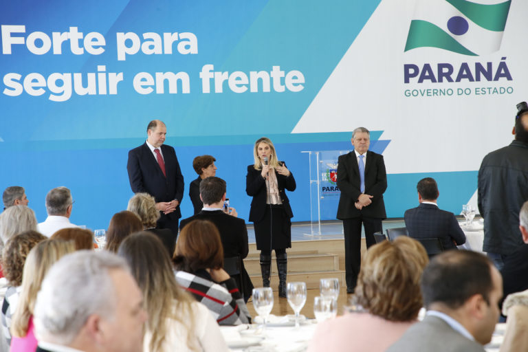 Cida se reúne com os chefes dos Núcleos Regionais de Educação