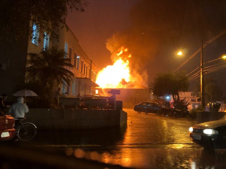 Incêndio do Hotel Neumann: Prefeito Santin agradece aos bombeiros e policiais militares