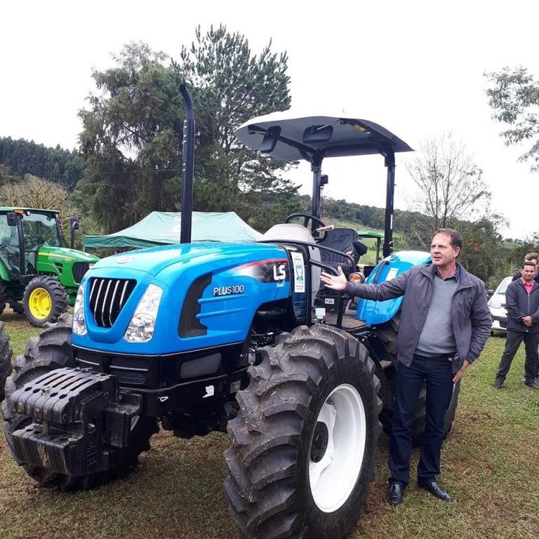 Prefeitura de Porto União entrega trator para os agricultores de São Martinho