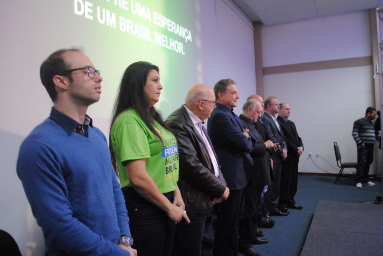 Líderes de sete partidos se reuniram em Florianópolis para ouvir o pré-candidato à Presidência Alvaro Dias