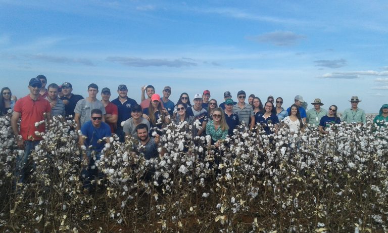 Acadêmicos de Agronomia da Uniguaçu realizam visita técnica em fazenda agrícola