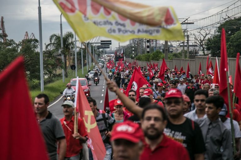 Militantes petistas da ‘Frente Popular e Vila Campesina’ se preparam para invadir Brasília