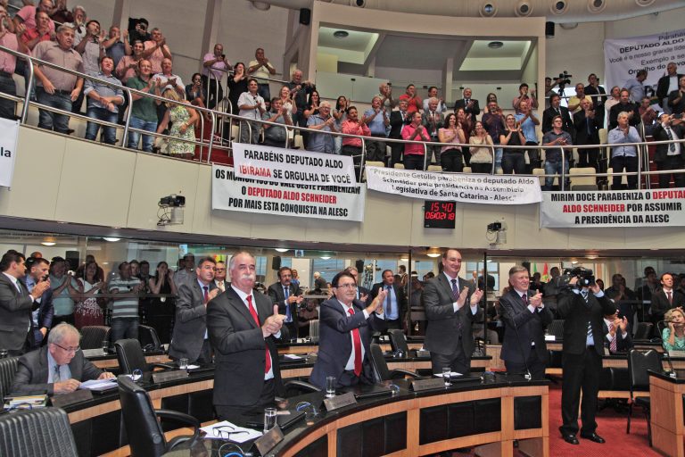 Deputados de Santa Catarina e os exorbitantes gastos do dinheiro público. A, com a maior “cara-de-pau” fazem uma demagogia “nojenta” quando conseguem alguns “trocados” para a saúde