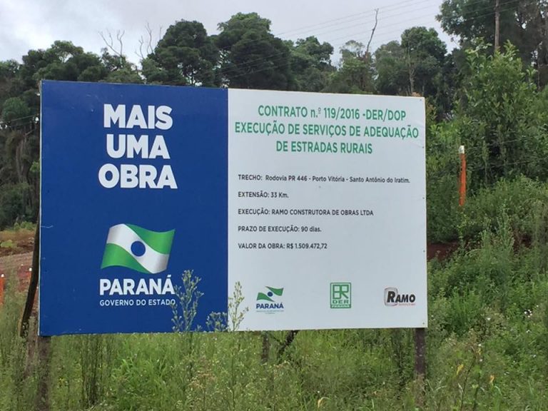 Placas com símbolos do Governo do Estado devem ser retiradas. A da foto é de uma obra importante na região, mas será que está sendo executada?