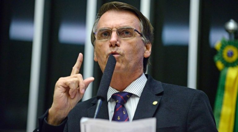 Jair Bolsonaro, de acordo com pesquisa Datafolha, continua na liderança com 24% das intenções de votos para a Presidência da República