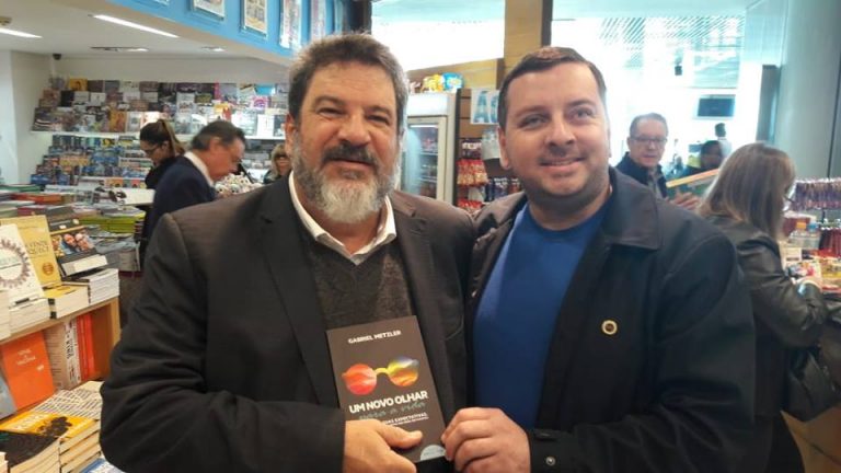 Gabriel Metzler entrega o livro “Um Novo Olhar para a Vida” Para Mario Sergio Cortella