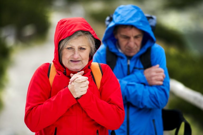 Está chovendo forte, com muitas trovoadas, mas a temperatura deve despencar nas próximas horas