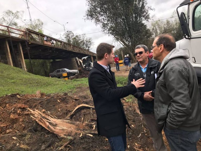 Prefeito Santin Roveda acompanha com atenção os trabalhos da construção da nova ponte