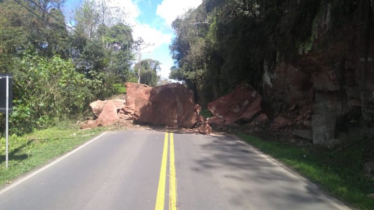 Pedras já foram retiradas, mas o trânsito na Rodovia Venceslau Vaz permanece fechado