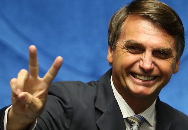 Bolsonaro confirma demissão de funcionária e diz que o “crime dela foi dar água aos carros” e ela diz que ele é uma boa pessoa. Para entender melhor, caro internauta (a) acesse o Site e leia a íntegra da matéria postada