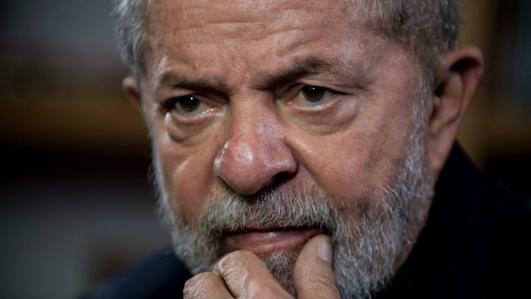 TSE, por 6 x1, decidiu rejeitar o registro da candidatura de Lula. PT tem 10 dias para substituir o candidato e Fernando Hadadd deve ser o candidato