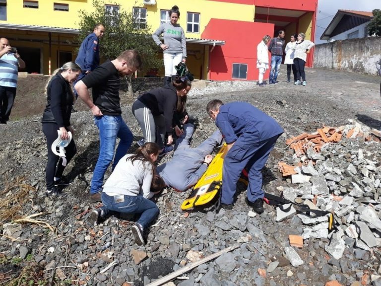 Acadêmicos de Enfermagem realizam aulas de Simulação Realística em Atendimento Pré-Hospitalar