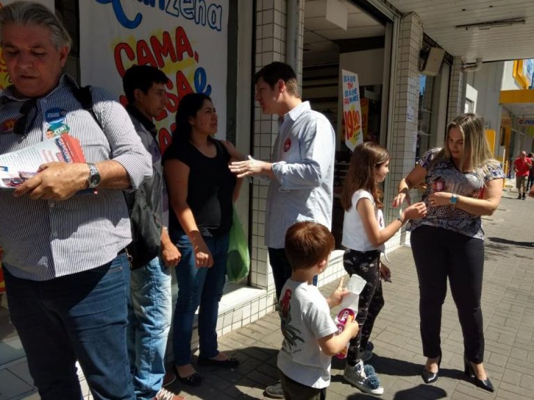 Prefeito Santin, vereadora Alanda Roveda e o vereador Cesar Empinotti pedem votos para Cida no centro da cidade