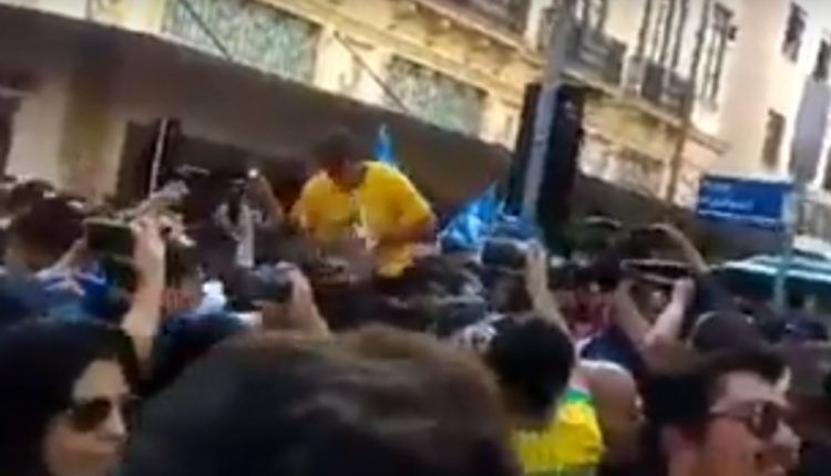 Veja o vídeo que registra o momento da facada no candidato a presidente Jair Bolsonaro