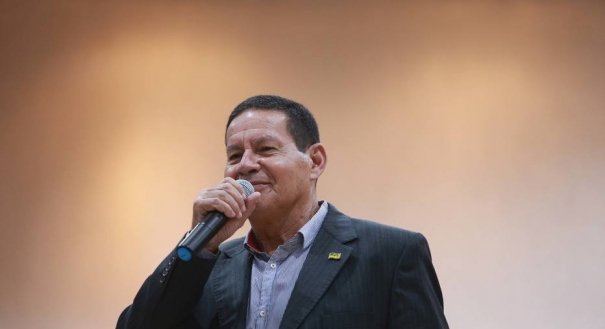 General Mourão, vice do capitão Bolsonaro, critica pagamento do 13º salário