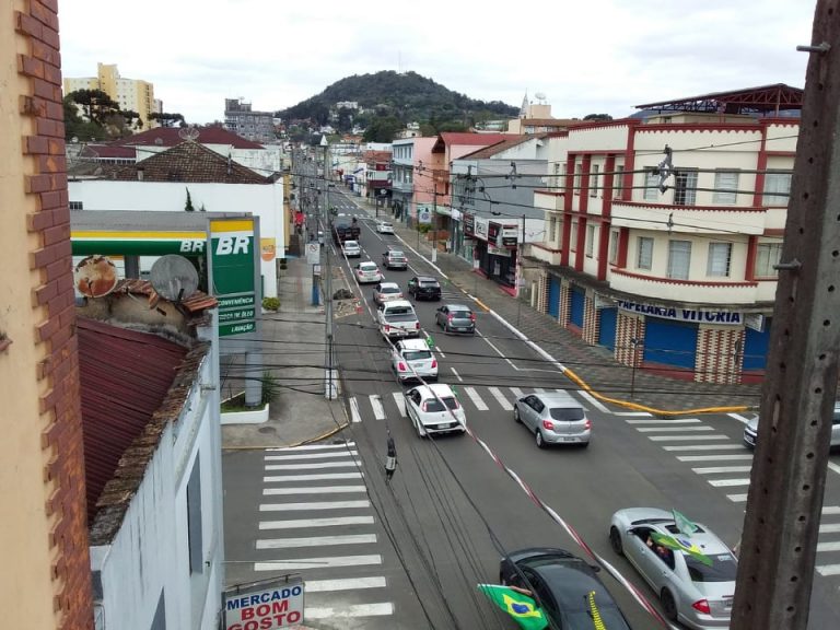 Nas cidades irmãs, ontem, domingo (16), uma movimentada carreata em favor da candidatura de Jair Bolsonaro