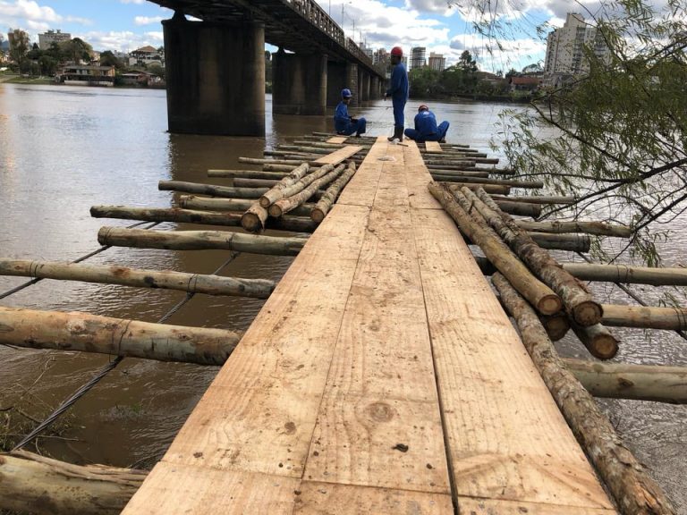 Atenção para a navegação no Rio Iguaçu: ponte de serviço está sendo construída