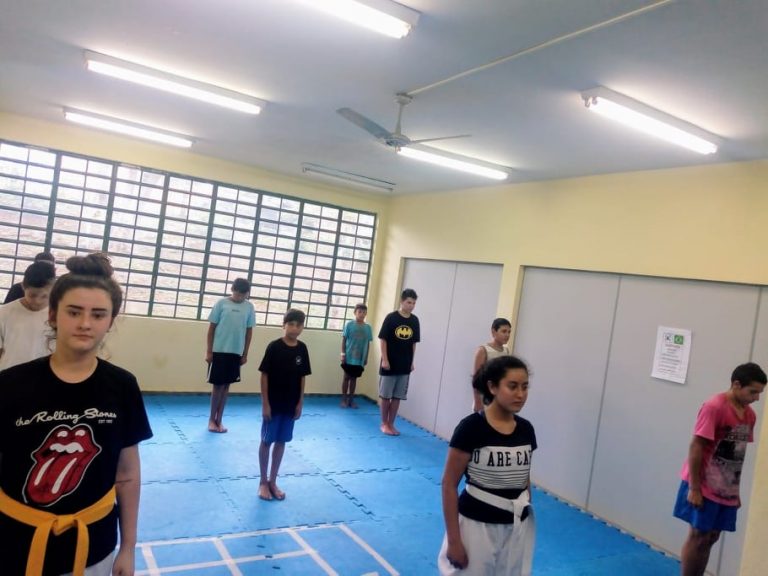 Alunos da professora Keyla Engel já fazem aulas na Escola Oficina e até disputam competições de taekwondo