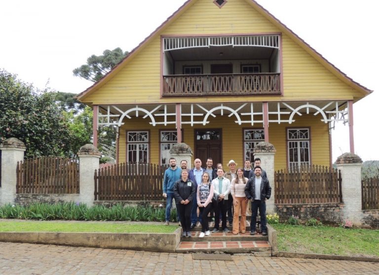 Professores e pesquisadores realizam visita de campo no Casarão da Família Domit, em Irineópolis