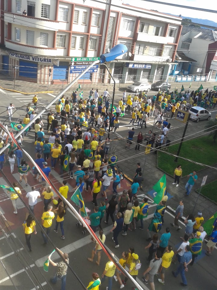 Passeata de apoiadores de Jair Bolsonaro reuniu mais de duas mil pessoas nas cidades irmãs