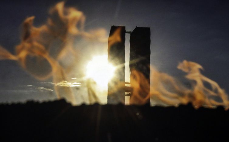 Chama eterna da democracia é reacesa na Praça dos Três Poderes em Brasília