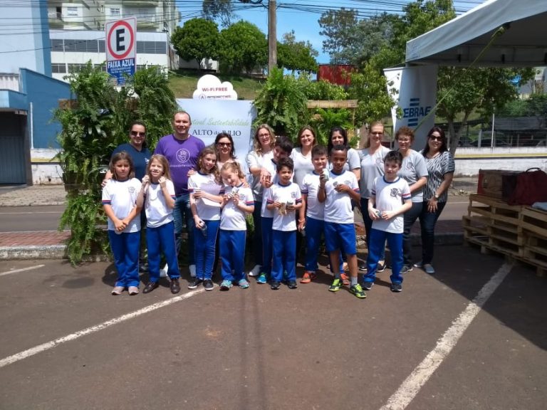 Alunos da Escola ‘Hilda Melo’ de União da Vitória em Francisco Beltrão no Projeto “Bolsa de Luxo”