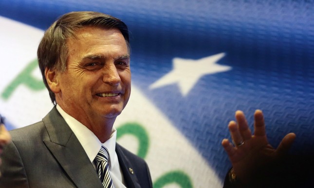 Bolsonaro lidera, com 32%, pesquisa Datafolha, divulgada nesta terça-feira (02) para a Presidência da República