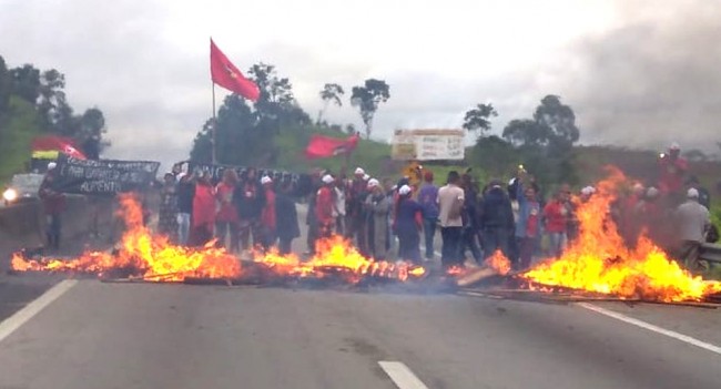 Criminosamente, Stédile cumpre promessa e fecha rodovia