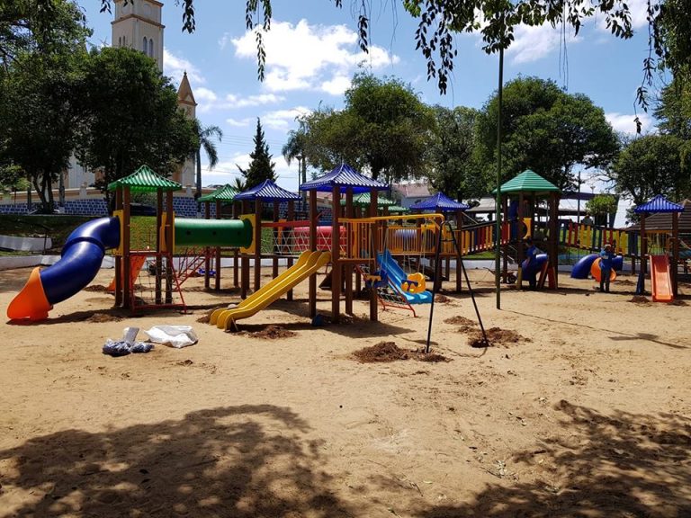 Um novo playground (parque infantil) na Praça Nereu Ramos