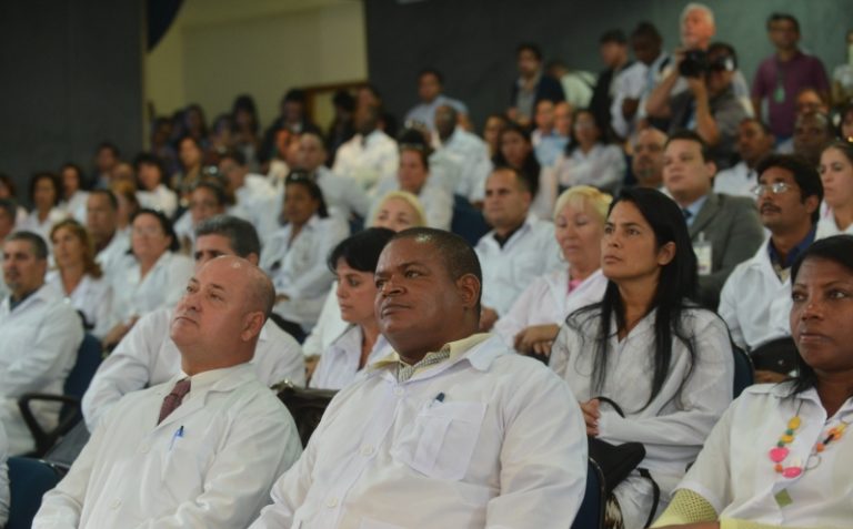 Prefeitos e secretários municipais da Saúde reagem a interrupção do programa ‘Mais Médicos’