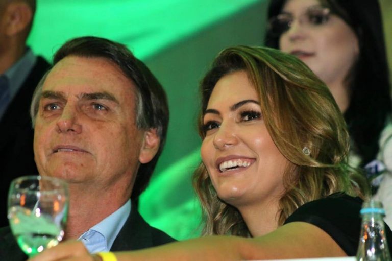 A discreta Michelli, esposa do futuro presidente Jair Bolsonaro