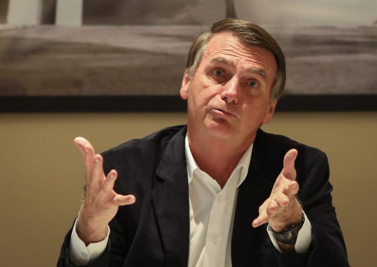 Bolsonaro admite romper relações com Cuba, afirmando que não pode errar, senão o PT volta