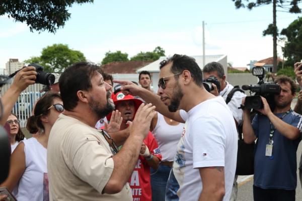 Grupos a favor e contra Lula entraram em confronto em Curitiba