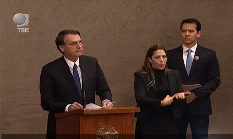 Na sua diplomação, Jair Bolsonaro prometeu governar para todos, sem discriminação