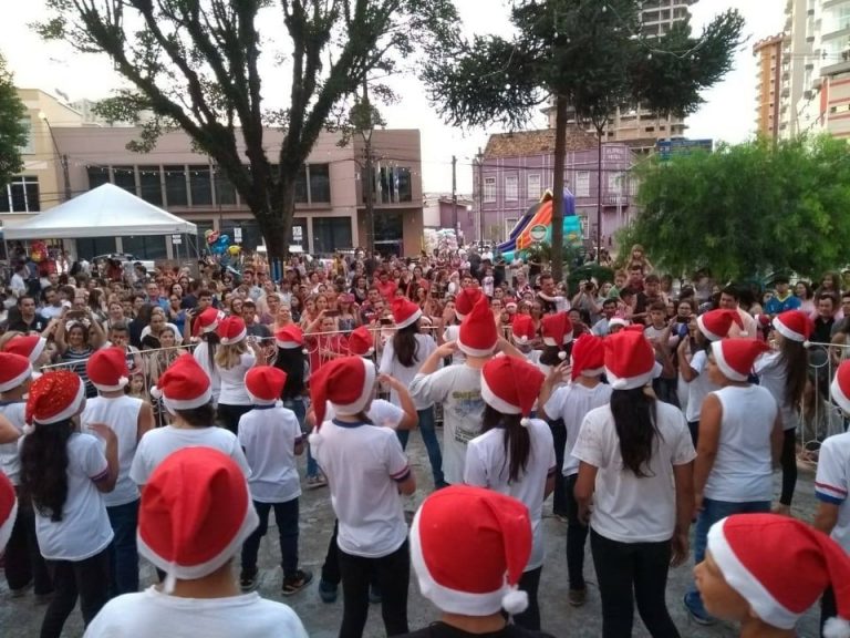 Programação de Natal em União da Vitória encanta expectadores com a apresentação das crianças