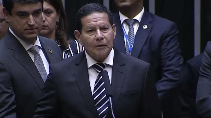 General Mourão, presidente em exercício, afirmou que as movimentações atípicas de Flávio Bolsonaro não é assunto do governo